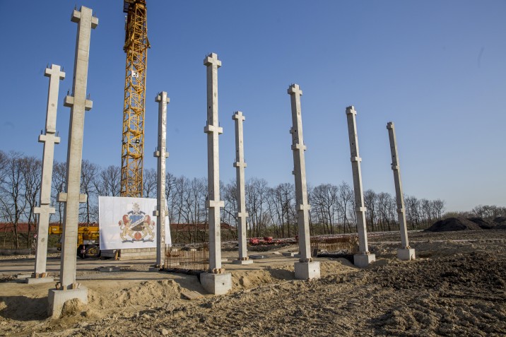 A Szeged-Csanádi Egyházmegye megbízásából épülő Szegedi Ifjúsági Centrum építési területe 2018. április 9-én, az ünnepélyes alapkőletétel napján. MTI Fotó: Rosta Tibor