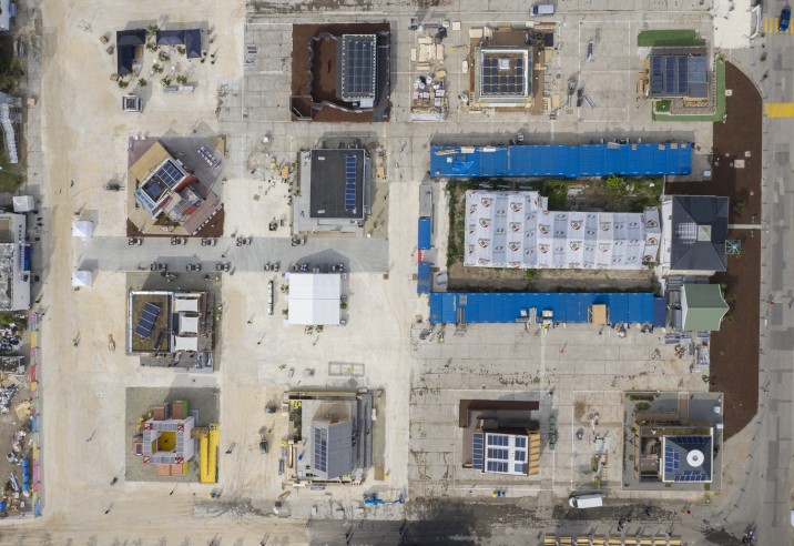 A Solar Decathlon Europe 2019 egyetemi innovációs házépítő verseny épületei Szentendrén 2019. július 12-én. A versenyző csapatoknak tizennégy nap állt rendelkezésükre, hogy az elérhető megújuló technológiák és rendszerek felhasználásával egyedi, innovatív és energiahatékony megoldásokat mutassanak be a közönségnek. A felépülő mintaházakat július 13-tól tekinthetik meg az érdeklődők. MTI/Mohai Balázs